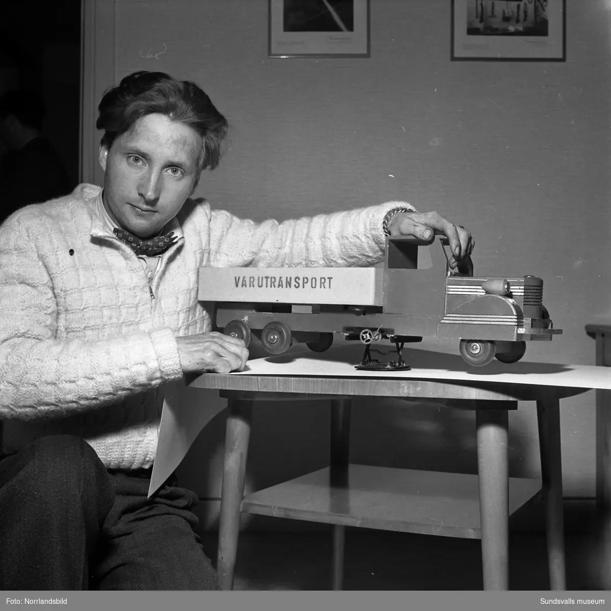 Herr Arne Edlund, Skönsberg, med sin uppfinning för lastbilar.