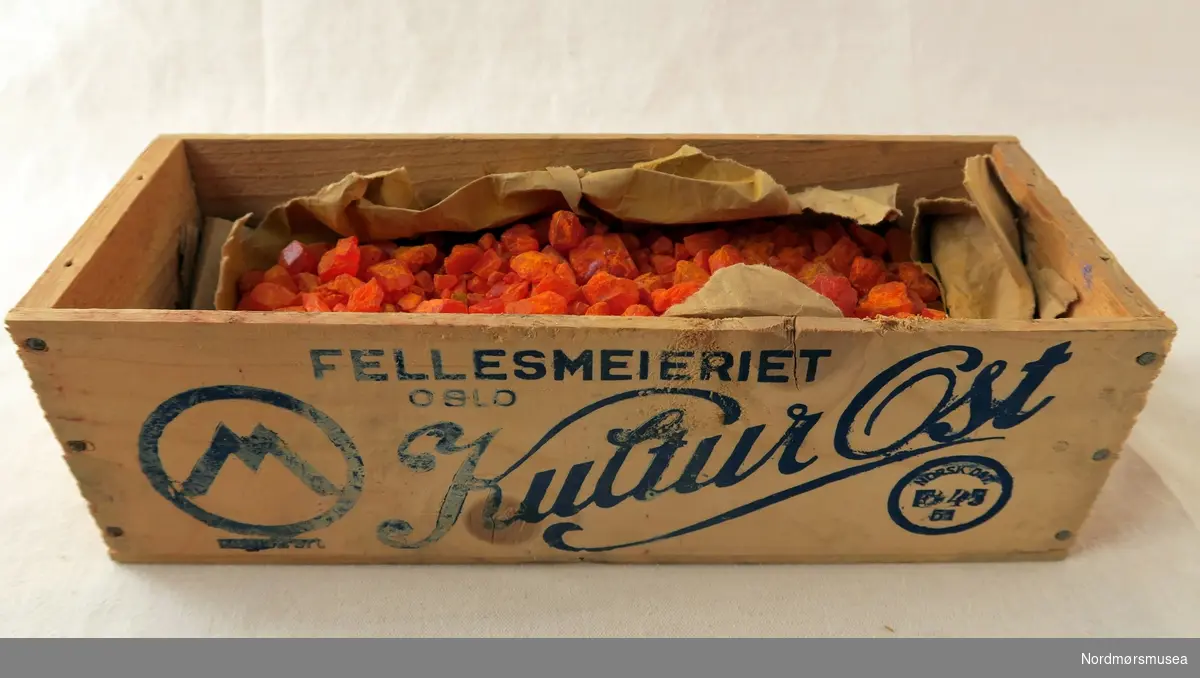 I en ostekasse fra Fellesmeierit Oslo er det koppervitriol, noe som pulver, noe som krystaller.