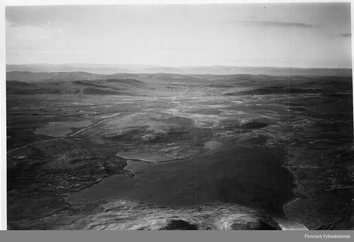 Flyfoto av Coljerve i Lebesby. Negativ nr. 61420