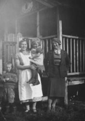 Marie Sivertsen med barna Kåre og Erna (på armen) i 1936. Kv