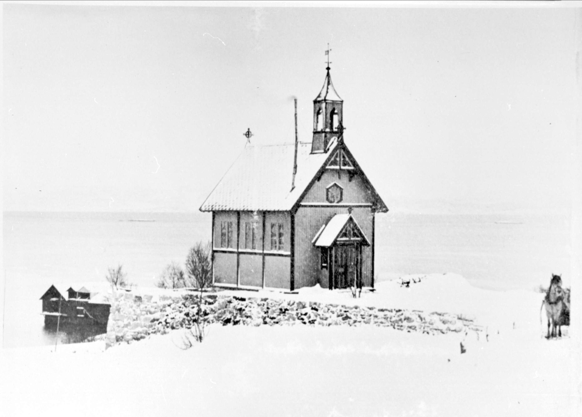 Den katolske kirken i Skolegata, med brygger i bakgrunnen og en hest til høyre.