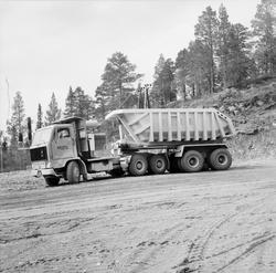 Volvo lastebil med Maur dumperkasse. A/S Bilservice, Løkken 