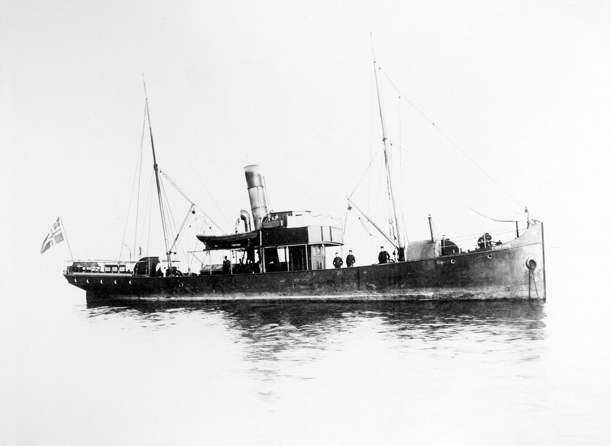 D/S "Eidsfjord". Skipet sees her i sin opprinnelige skikkelse, før ombyggingen i 1907.