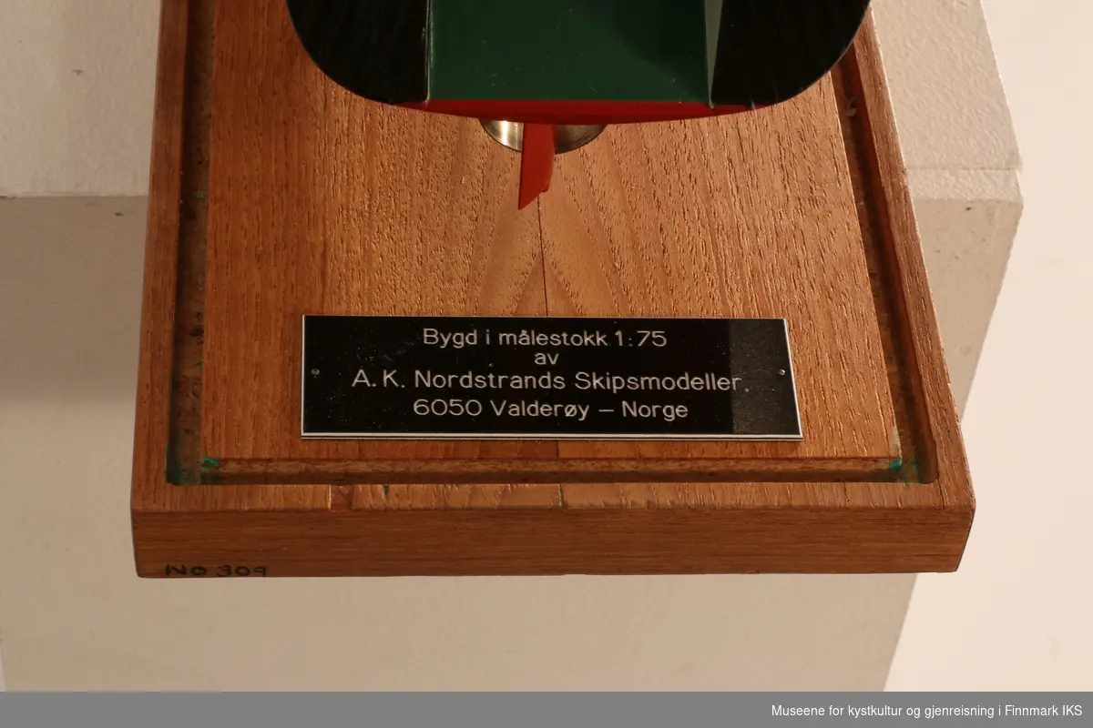 Helmodell av M/TR KJølnes, i 1:75 målestokk. Plassert i avtakbart glasshus.