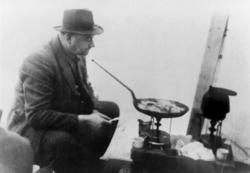 Ingeniør Harald Hofseth på matpause. Årstall er rundt 1945.