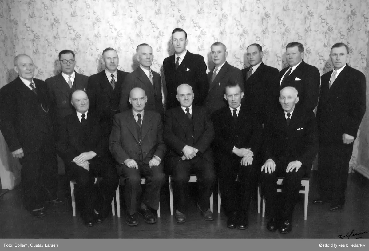 Fredrikstad Meieri styret i 1956. 

Første rekke fra venstre: 
Ole Weel, Gerh. Monsen, Sven Glosli, Halvor Hjørnerød, Johan Dahl. 
2. rekke fra venstre: 
Arthur Lundheim, Magnus Kolberg, Hans Gjølberg,m Lars Mørch, Sverre Nordli, Joh. G. Torp, Hans Sundby, Anton Rosnes.