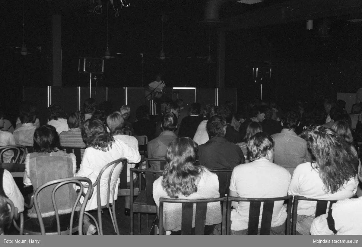 Cornelis Vreeswijk uppträder på Almåsgården i Lindome, år 1983. Anders Hellström på scen.

För mer information om bilden se under tilläggsinformation.