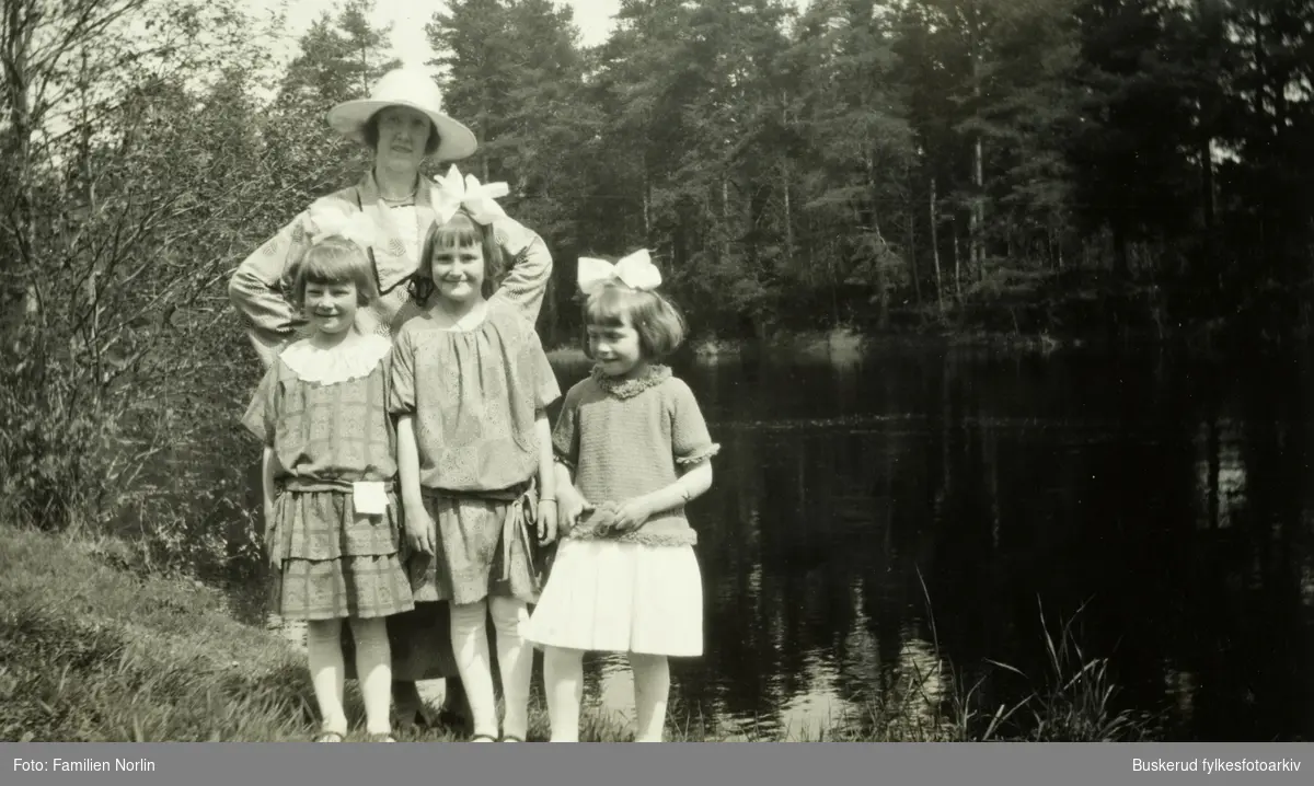 På tur ved Storelva i Hønefoss nedenfor Søndre Park
1922
Familien Norlin