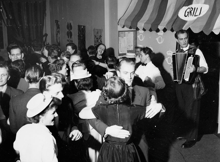 Värdshuset "Den gyldene flygeln". Cabaret med sång och dans i Postgirots lunchrum Klara Norra Kyrkogata, Stockholm, den 28 november 1953.