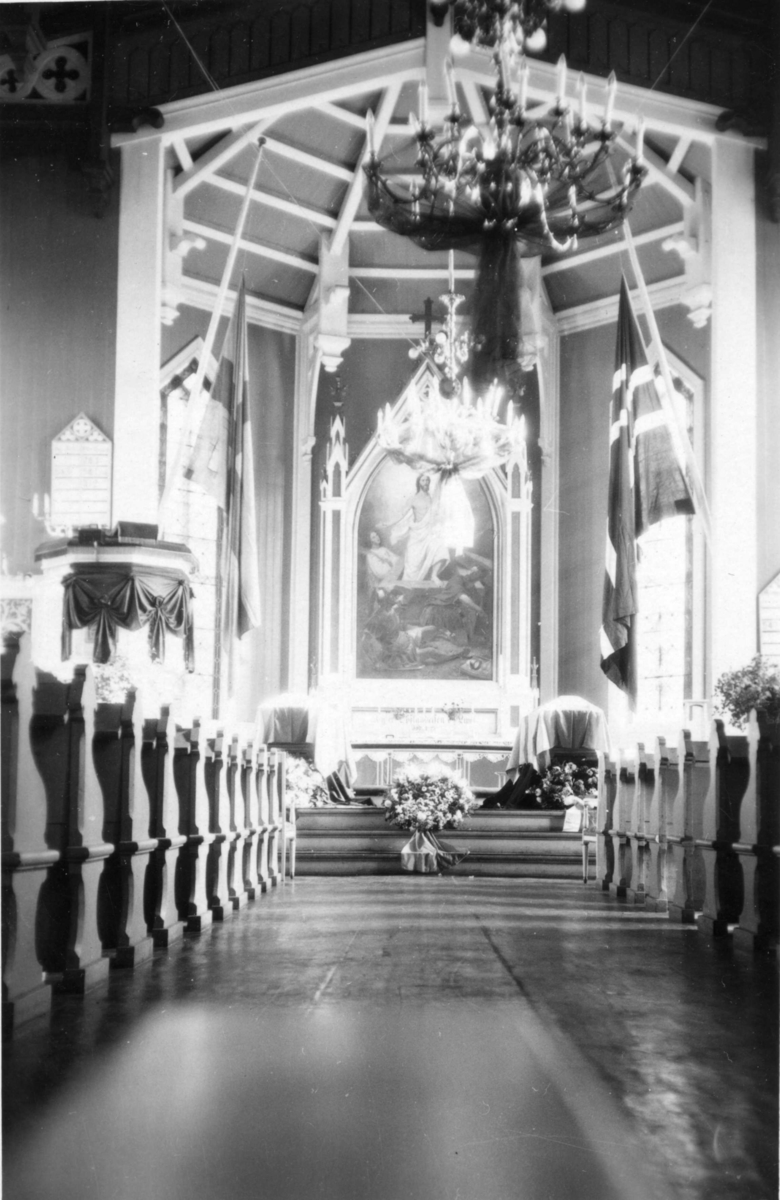 Domkyrkan i Tromsö med Andrées och Strindbergs kistor i koret, draperade med svenska flaggan. I samband med minnesgudstjänsten.