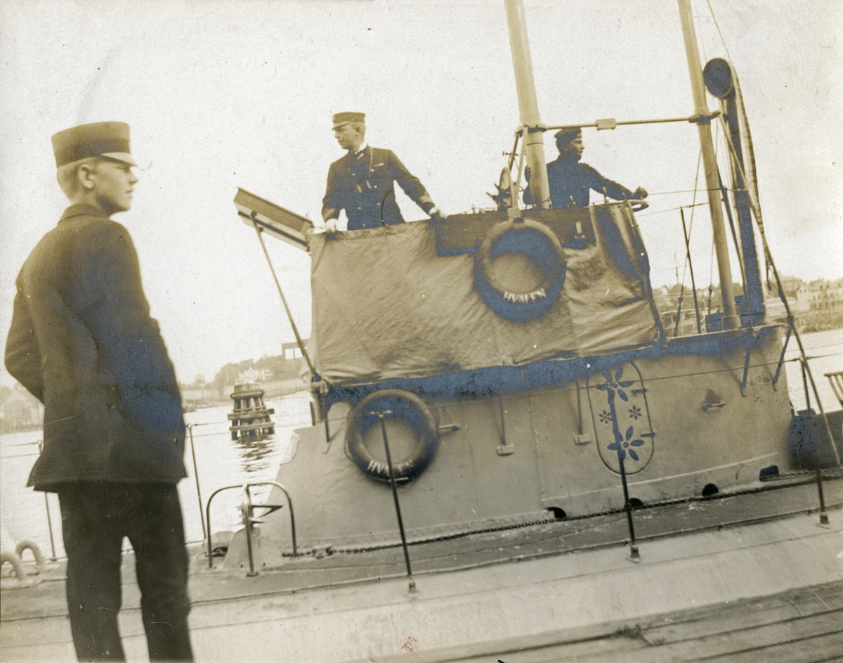 Ubåten HVALEN manövreras vid ankomst till Skeppsholmen efter resan från La Spezia i Italien.
