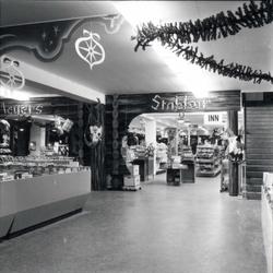 Meyer interiør. Juleutstilling. Meyers Stabbur - inngangspar