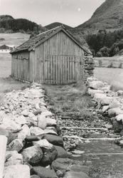 Dokumentasjonsbilder i serie av et naust ved Syvdsfjorden, m