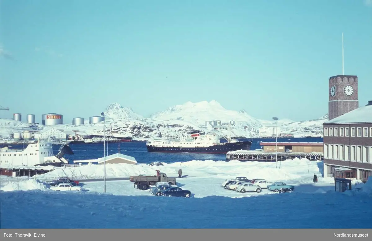 Havna i Bodø tatt fra togstasjonen, båter, biler, lastebil, sildoljefabrikken, vinter