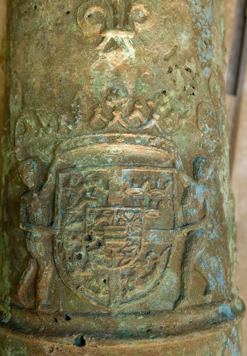Eldrör av brons för 20-pundiga järnkulor. Mynningsladdad. På ovansidan Christian II:s vapensköld (kung av Danmark och Norge 1513-1523). Främre delen pryds av franska liljor i högrelief, kanonen är en s.k. Lijekartov.