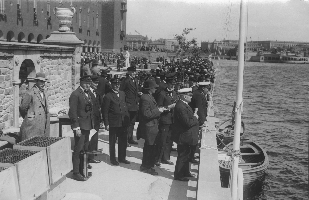 &Ouml;vrigt: Fr&aring;n Stadshusregattan midsommarafton 1923 med anledning av Stockholms stadshus invigning. Fotografiet &aring;tergivet i KSSS &aring;rsbok 1924 s 199.