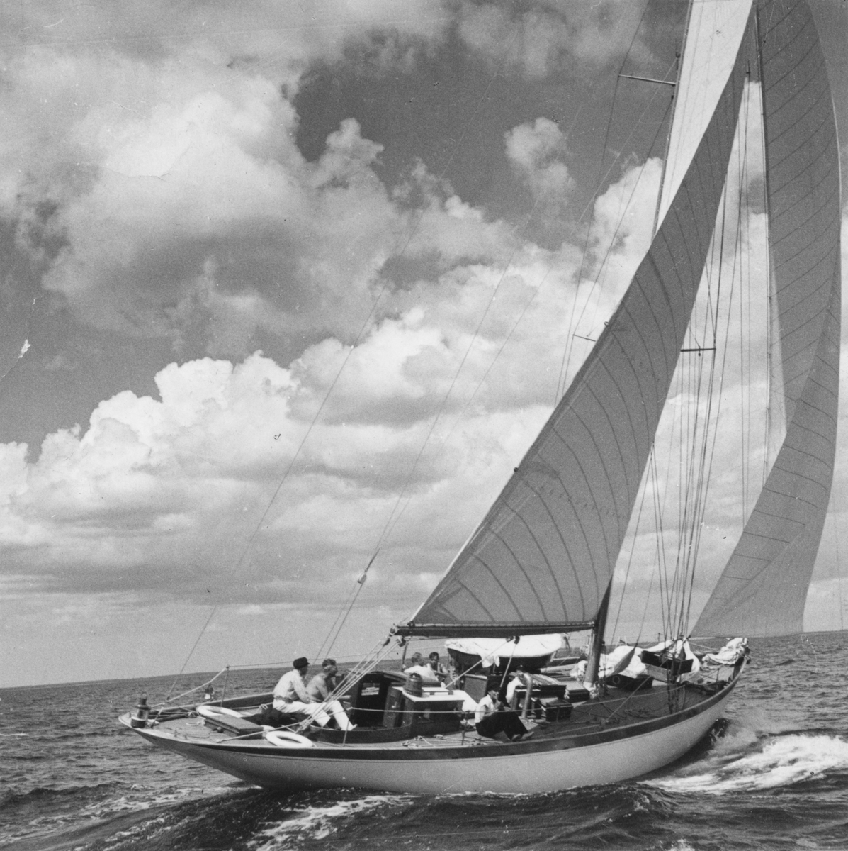 Den tyska havskryssaren OLDEOOG fotograferad under Gotland runt-seglingen 1937