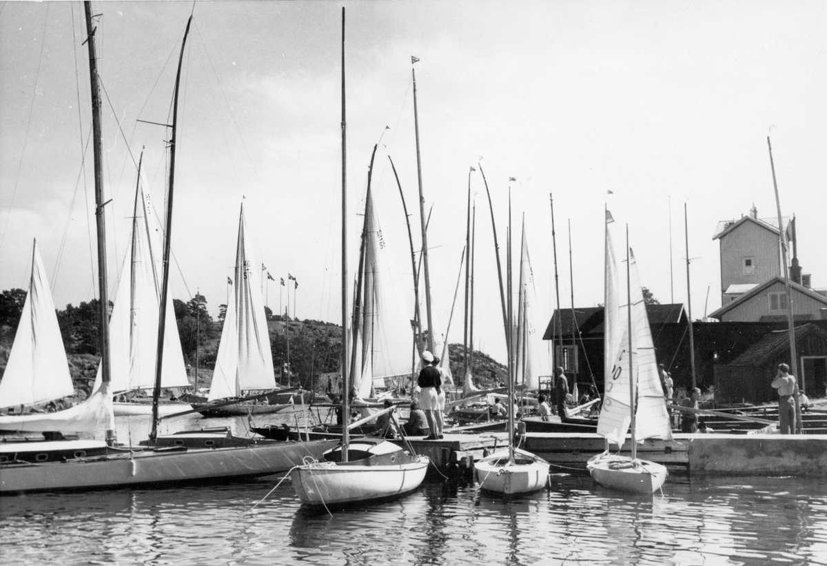 Båtar och segelkanoter i Sandhamn.