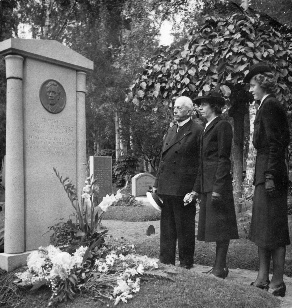 Från 11 juli 1944 vid avtäckningen av minnesstenen över professor Karl Ljungberg på årsdagen av dennes död. Amiral Otto Lybeck med professorskan Emma Ljungberg och fröken Inga Ljungberg.