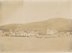 Havnemiljøet i Volda med kirke. Motiv i to deler tatt under 