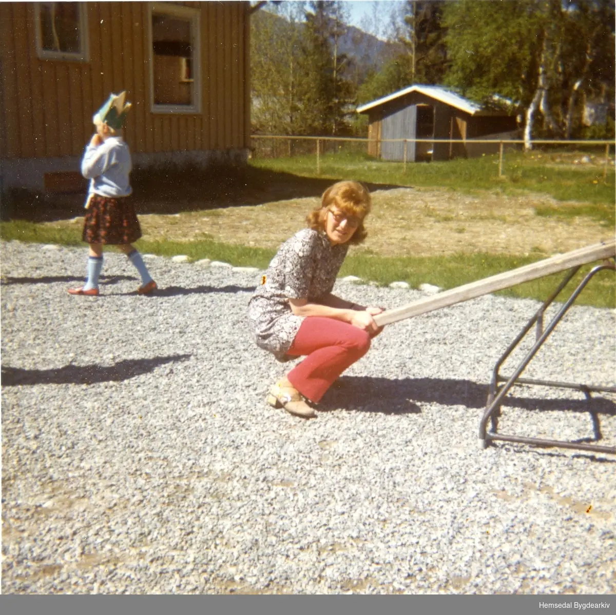 Lærar Berit Marie Sørhøy, fødd Flaten i 1943, er ute og leikar med elevane sine på Ulsåk skule.