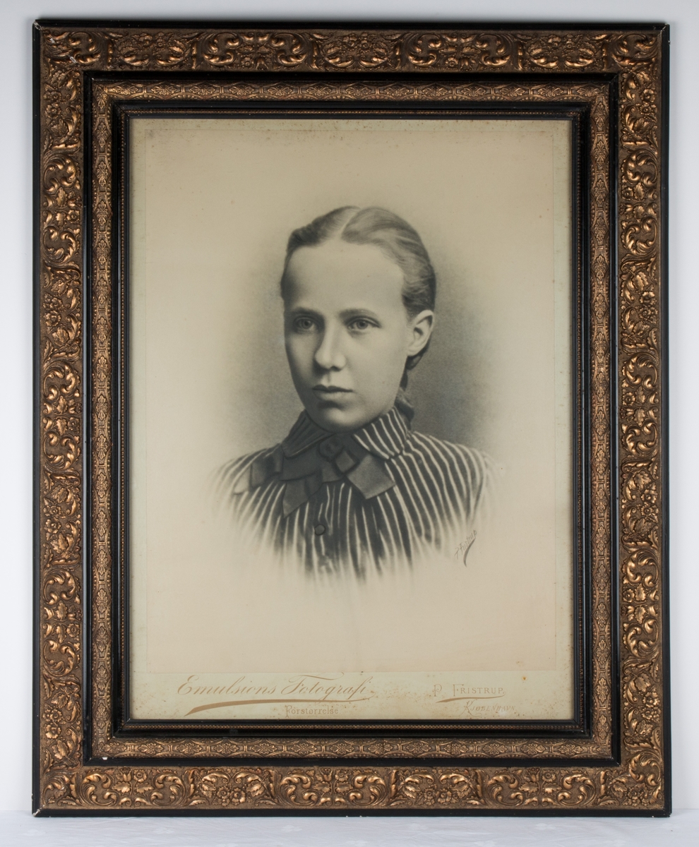 Portrett av Ragna Berentsen (1873 - 1899).