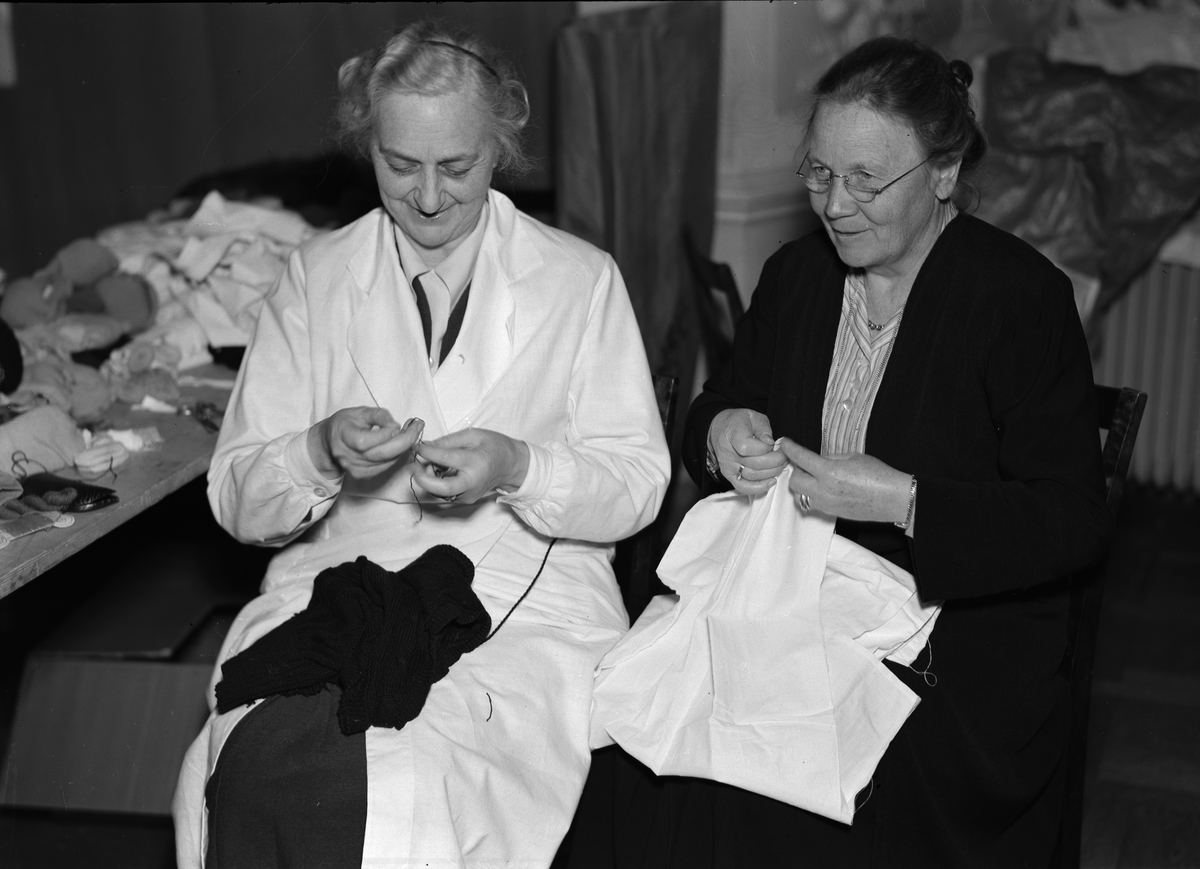 Två kvinnor handarbetar, Uppsala 1935