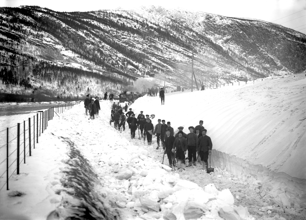 Toget i sneen i Vikaskjøringen  16/1-1916