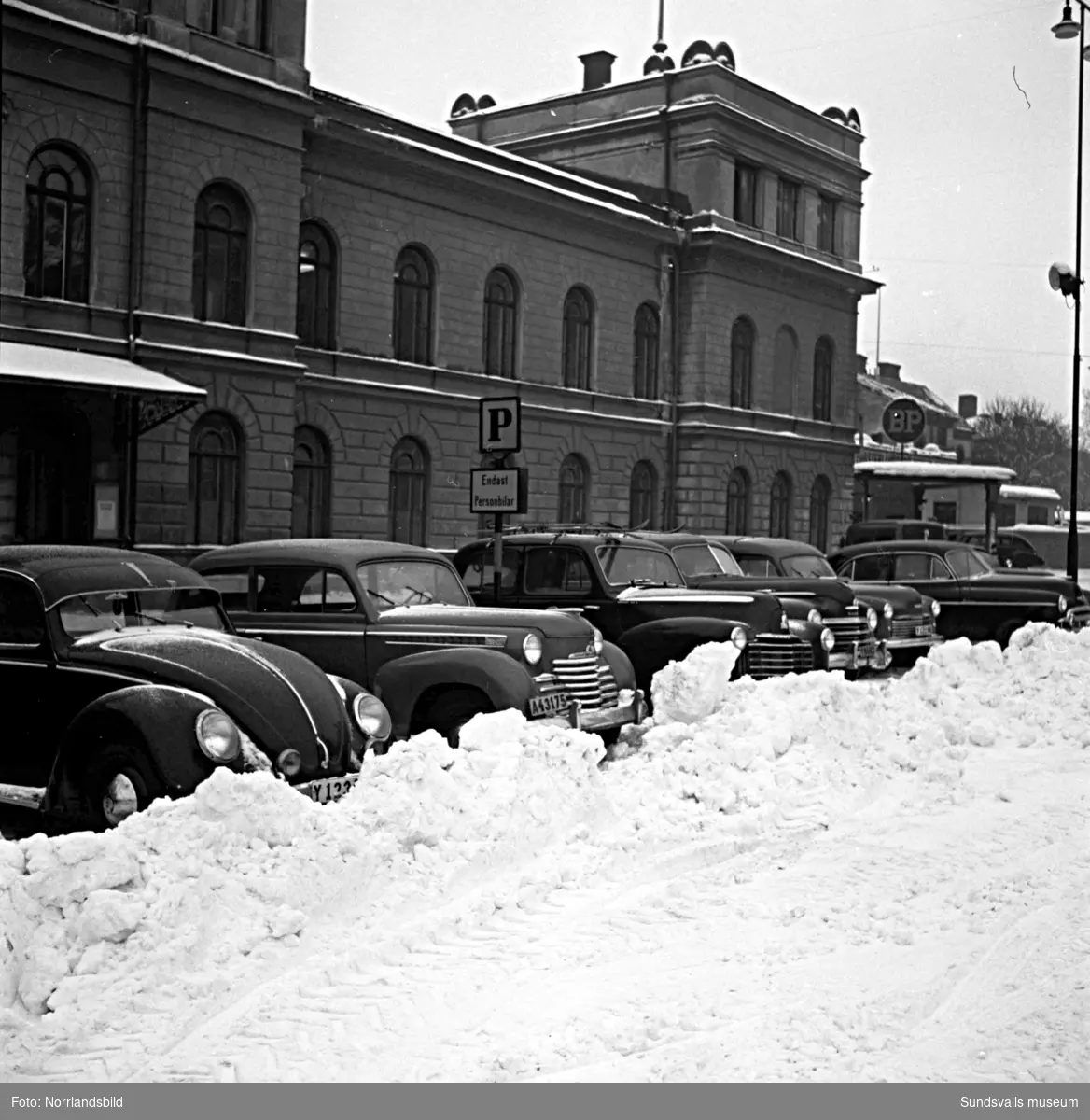 Trafik- och parkeringsproblem i Stenstaden en snörik vinter. Bland annat vid Stadshuset, Sjögatan och Packhusgatan.