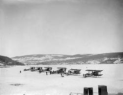Fly. Hærens fly.  7 Fokkere. Mjøsisen. Lillehammer by i bakg