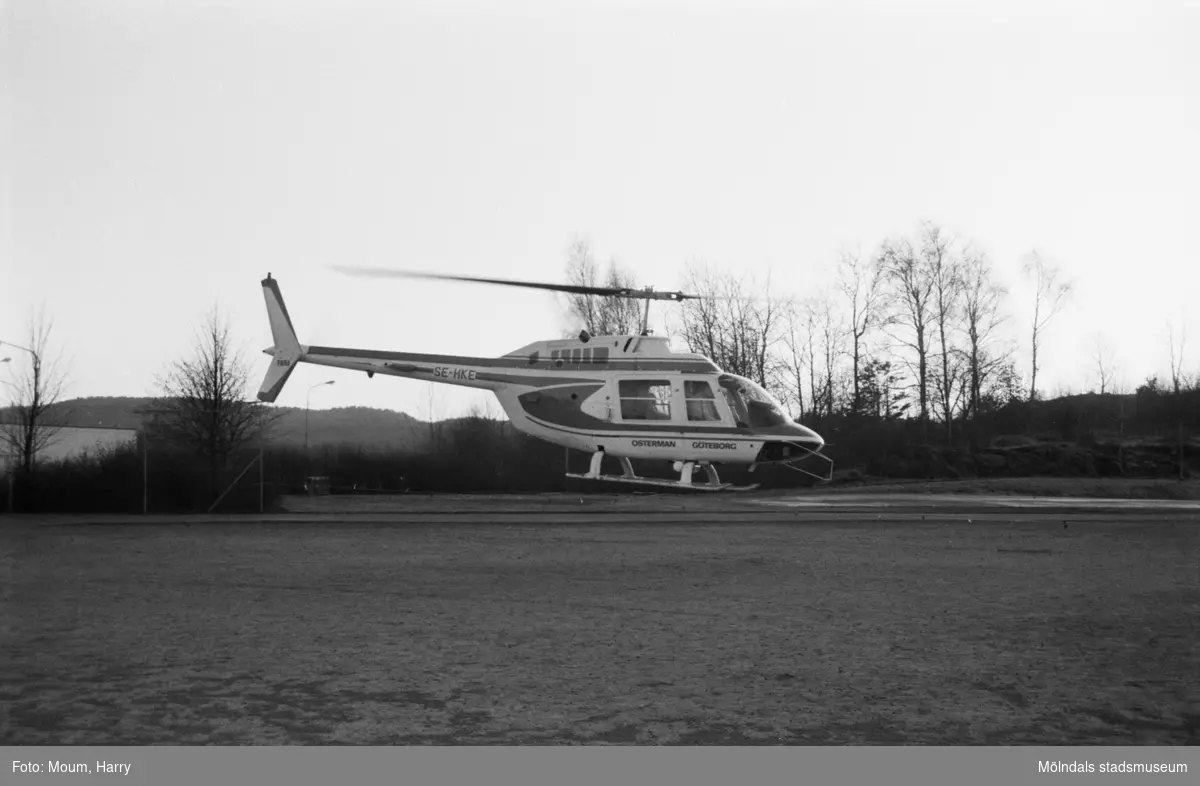 Lindome centrum firar 10-årsjubileum, år 1983. Helikopteruppstigning.

För mer information om bilden se under tilläggsinformation.