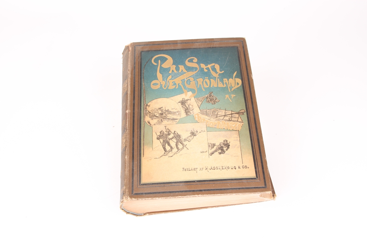 Et eksemplar av den første utgivelsen av Fridtjof Nansens "Paa ski over Grønland". Boken inneholder illustrasjoner av de norske kunstnerne Andreas Bloch, Thorolf Holmboe, Eivind Nielsen og Erik Werenskiold, samt fire fargelagte kart.