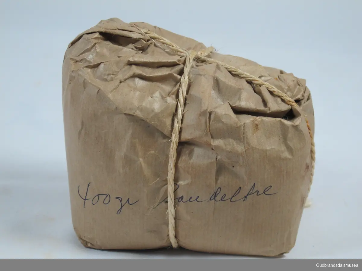 Papirpose med innhold (400gr sadeltre) fra Alf Bjercke`s Fargehandel.
Papirposen er brettet godt sammen på toppen og knytet fint sammen med hampetau.