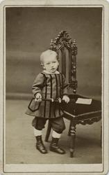 Studioportrett av Emil Clausen ca. 3 år gamal. Son av fabrik