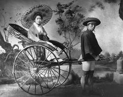 Ung pike i vogn (sin-riki-sha), Japan.