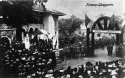 Menneskemengde, Albania, i forbindelse med en markering.