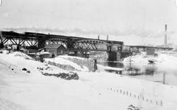 Bru over Sarpsfossen : utkjøring på traller av to fagverkssp