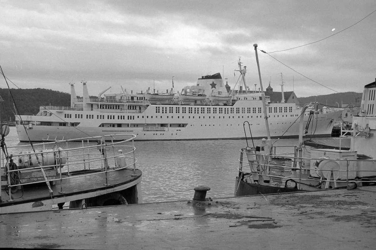Cruiseskip ved dampskipskaia i Harstad.