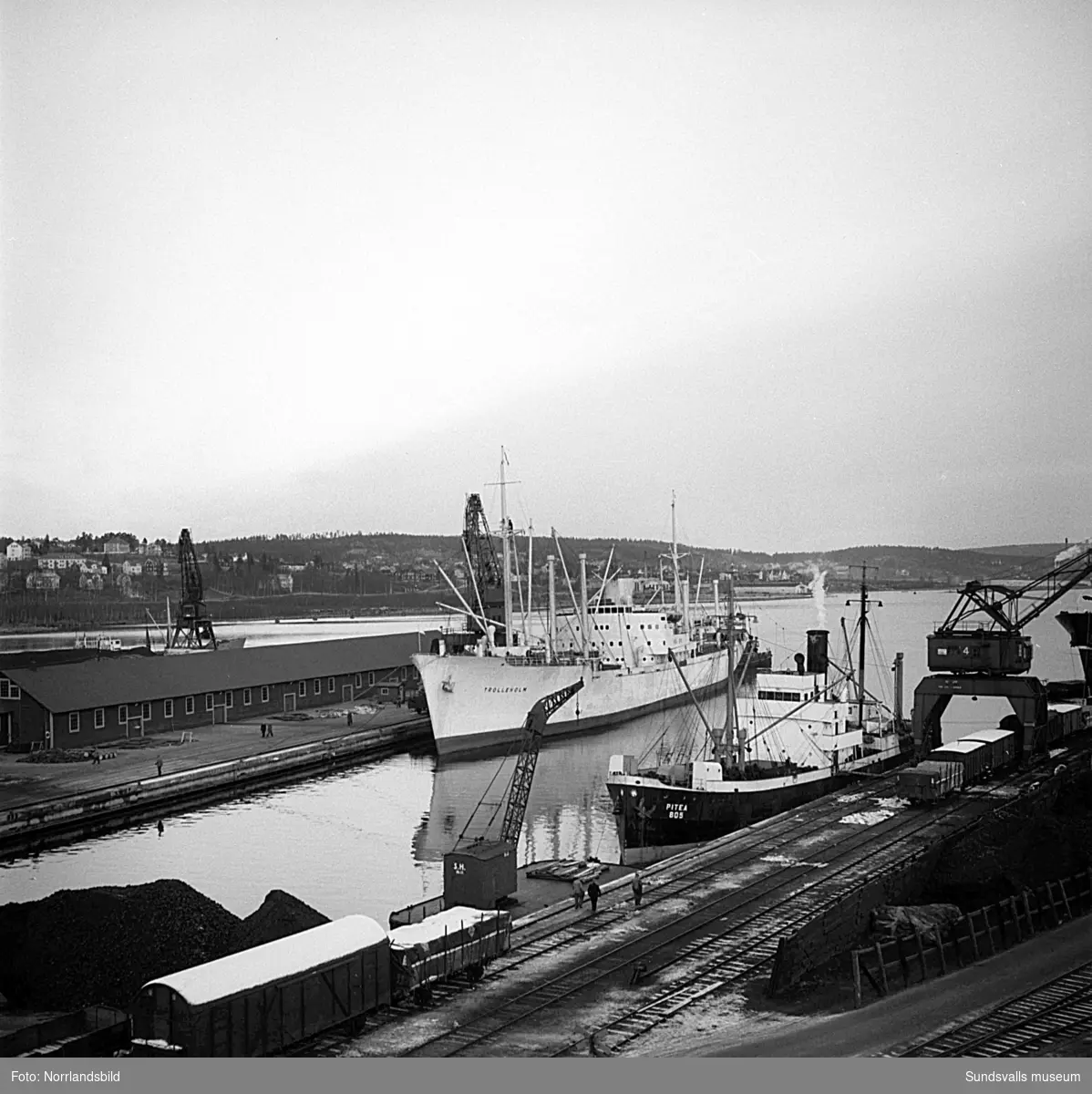 Båtar, tåg och kranar i Sundsvalls hamn.