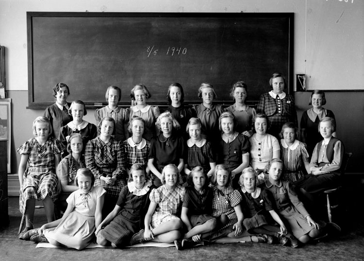 Vasaskolan, klassrumsinteriör, 25 flickor med lärarinna fru Mia Jansson.
Sal 23.