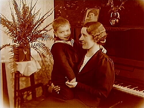 Interiör, en kvinna med ett barn.
K.O. Lekströms dotter med sin son.