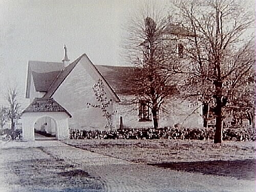 Täby kyrka med stiglucka.
Beställningsnr: TÄ-139.