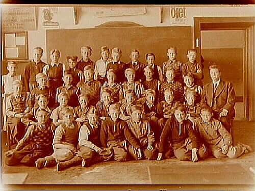Olaus Petriskolan, klassrumsinteriör, 35 skolpojkar med lärare C.R. Nilsson, klass 6, sal 19.