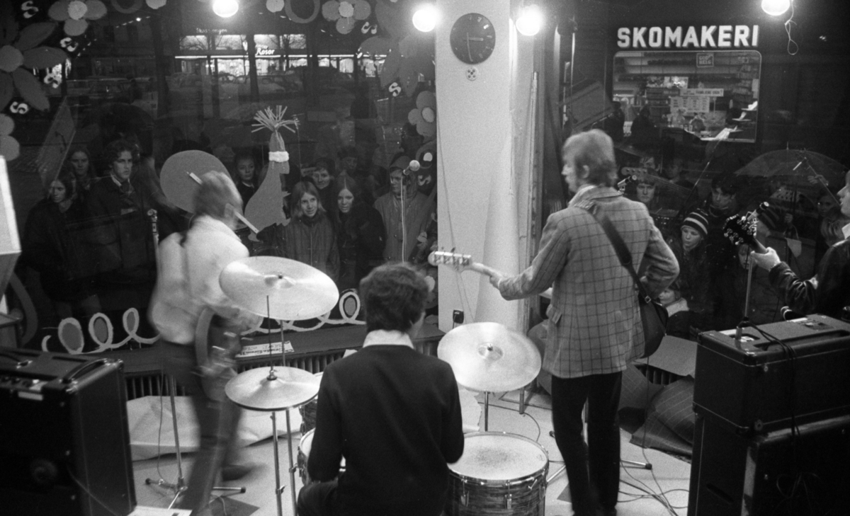 Julskyltning, Ballonger exploderade 4 dec 1967

I ett skyltfönster på Järntorget uppträder popgruppen Stewball.