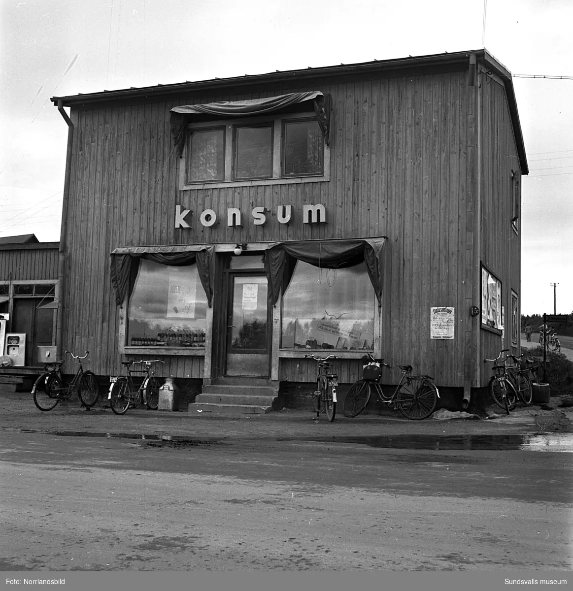 Gamla Konsum i Bergsåker med utställning av vedspisar på lastbryggan.