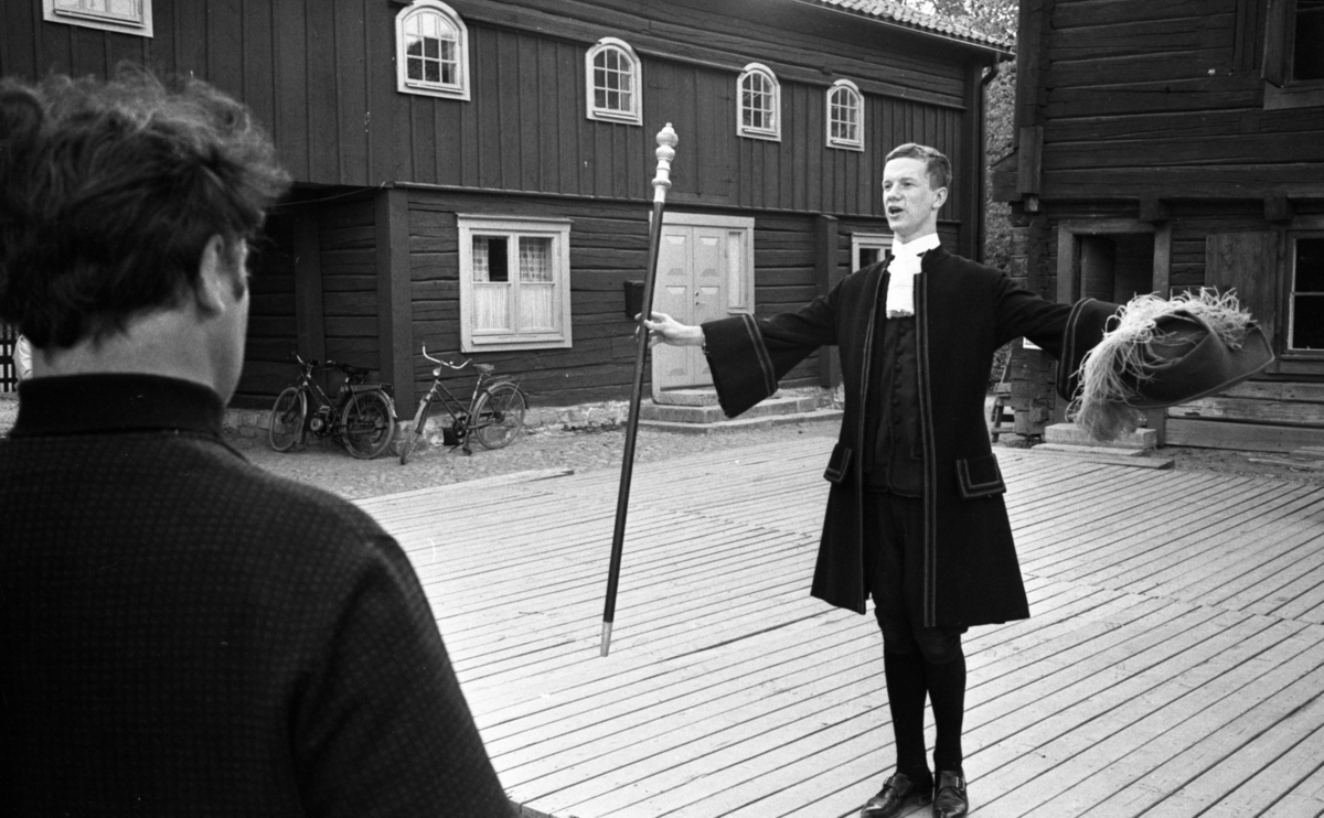 Wadköping reportage  5 juni 1965.

En skådespelare i aktion iklädd i 1700-talskläder. Regissör i förgrunden.