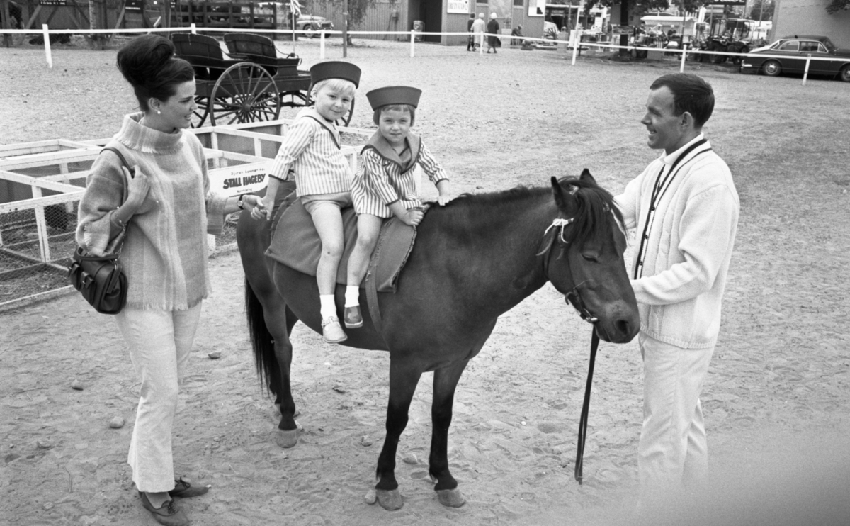 70 talets måltid, sommar fam. 16 juni 1965

Två barn på ponny.
