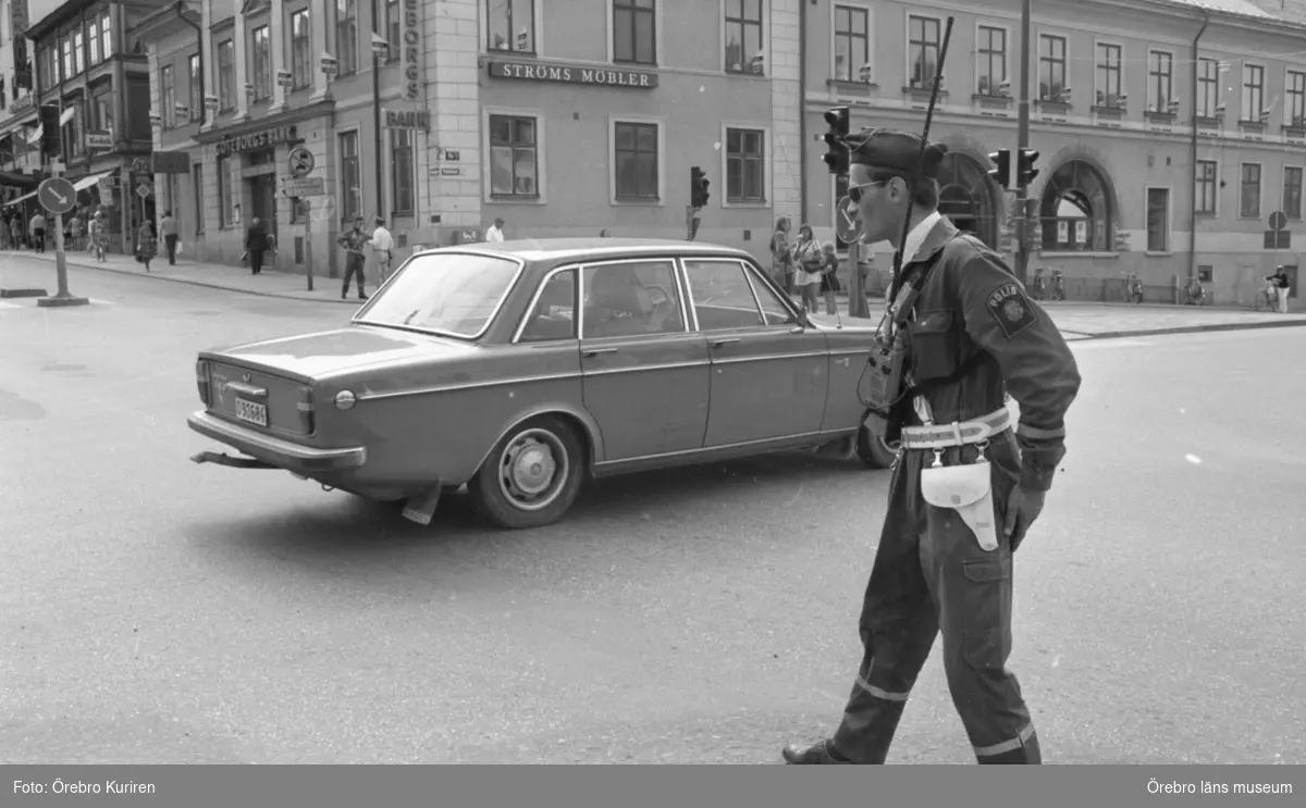 Bilfritt centrum 27 juni 1972

Trafikpolis Nils Andersson står och pratar med gångtrafikanter på Storbron.