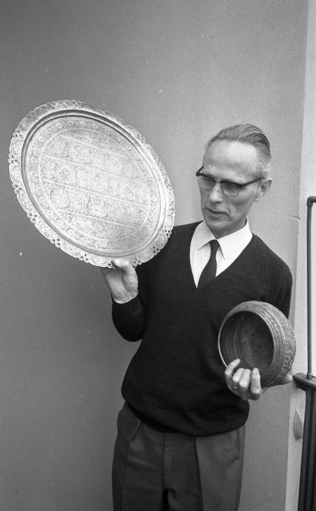 Rune Aneer skall samla in, 7 juli 1965

Man visar silverföremål. Det ena är ett silverfat och det andra är en skål.