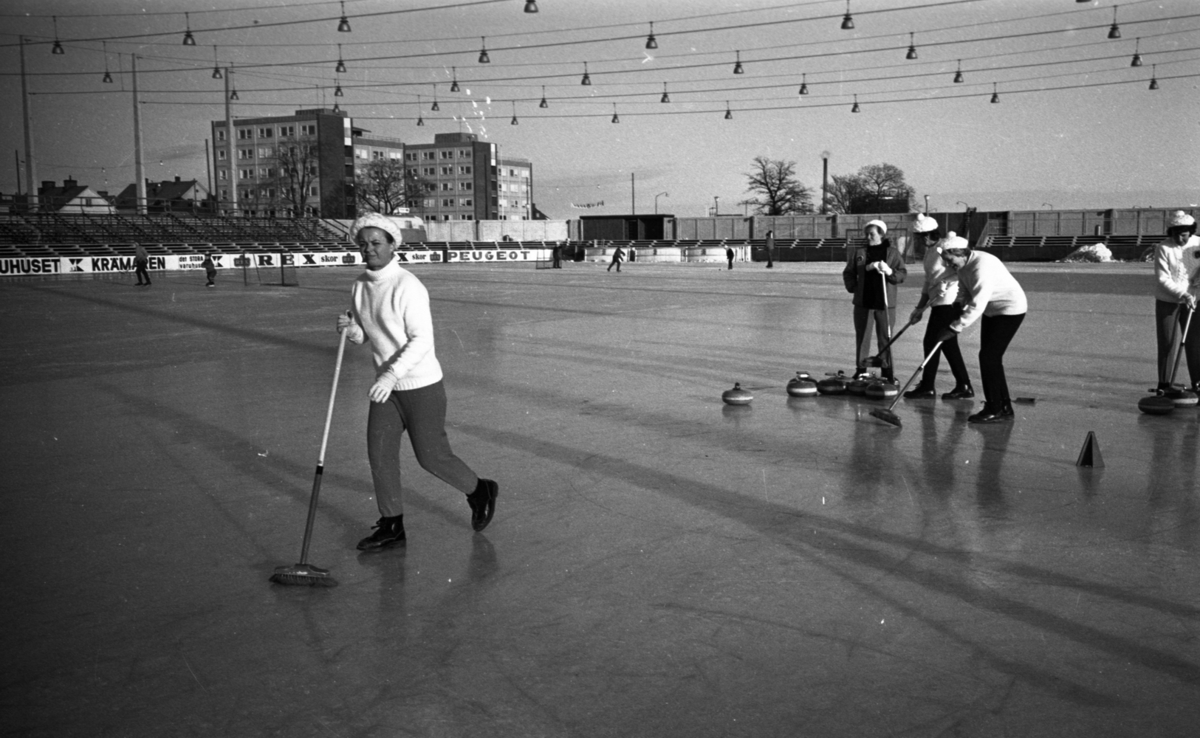 Curling på Vinterstadion, 11 februari 1965.

Fem kvinnor som spelar curling.